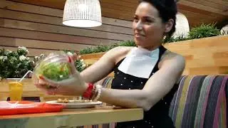 The mystery of her plate: try to guess!