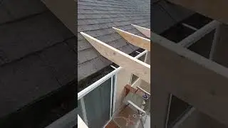 construyendo un peque&ntilde;o techo en el balc&oacute;n