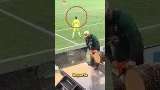 Perch&eacute; quest'uomo sta tagliando un albero durante una partita di calcio 😲