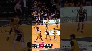 Кэм Реддиш играет в обруч!