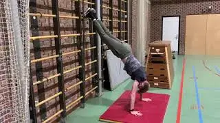 Opklimmen tot hoekstand aan het sportraam