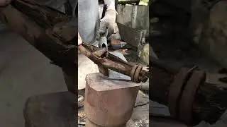 Cara tukang memotong besi dengan cara manual #medievalblacksmith #blacksmith