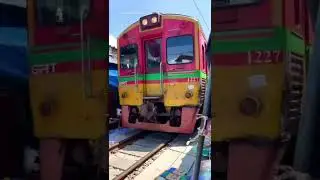 Maeklong Railway Market Thailand 🚂Watch the train run through the market #shorts #thailand