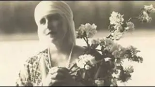 Regina MARIA în costume naţionale - muzica folclorică, video Gabi Schuster