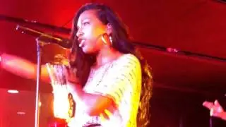 Melanie Fiona- Bang Bang (Essence Music Festival 2010)