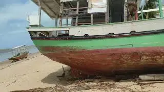 reforma do barco que encalhou na praia 14 de setembro de 2023
