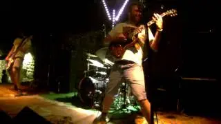 Anorak live Yell Fest_Crowded sunny streets