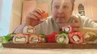 МУКБАНГ СУШИ РОЛЛЫ ЕМ С АППЕТИТОМ🍣🍣🍣