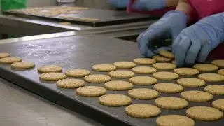 Pour les vacances, ces visiteurs d&eacute;couvrent la fabrication des petits sabl&eacute;s