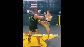 Muay Thai Training with Trainer Gae 🔥& Supergirl 🙆#short#muaythai#supergirljaroonsak#thaiboxing