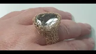 Как связать кольцо  из металлической проволоки с кристаллом . МК украшения вязаные проволокой