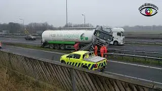 Vrachtwagen ramt vangrail bij kooppunt Hooipolder