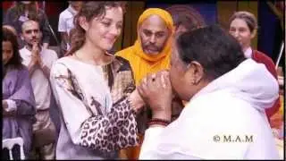 Marion Cotillard & Amma - Sri Mata Amritanandamayi Devi