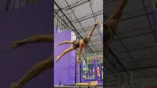 In the clouds ☁️ #handbalancing #onearmhandstand #handstandflow #handstandworkout #bewater