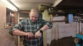 Åtgärdar vattenläcka i källaren