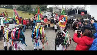 Las mázcaras desfilan por Manzaneda pese a la lluvia