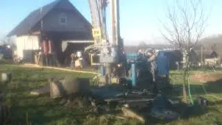 Dokonan&yacute; vrt ve studni. Hloubka 16m, sloupec vody 7m.