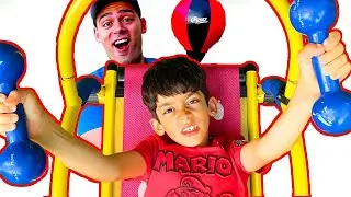 Jason e Alex stanno facendo sport! Gli sport sono molto utili per i bambini