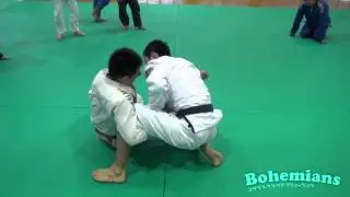 ラッソーガードからの起き上がりスイープ｜ブラジリアン柔術テクニック｜北九州市小倉北区のブラジリアン柔術道場ボヘミアンズ