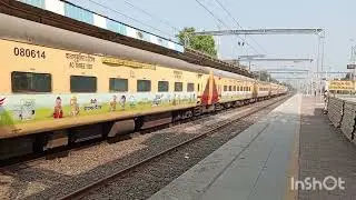 19015 DADAR PORBANDAR SAURASHTRA EXPRESS ARRIVAL AT UMBERGAON 