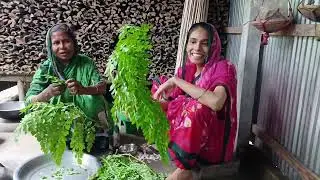 বৃষ্টির দিনে বাড়িতে পিঠা উৎসব সজনে পাতার পেলকা রান্না গরম ভাতের সঙ্গে আলু ভর্তার স্বাদই আলাদা