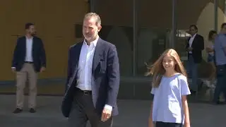 El rey Felipe VI y la infanta Sofía abandonan el hospital