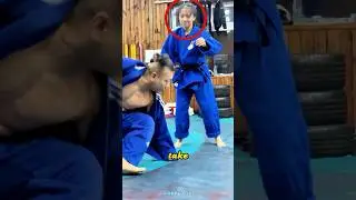 Father teaches his daughter martial arts techniques to subdue anyone #shorts#martialarts