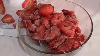 Frozen strawberries on a cake, maganda ba or hindi?