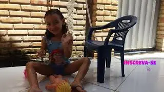 Muita diversão no banho de mangueira | CANAL DA JULINHA