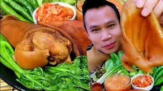 Тушеные свиные уши в соевом соусе, подаются с вкусным и острым соусом из морепродуктов.