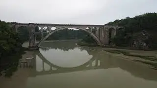 Le pont  de Lessard et ses cabanes  sur l'eau Voyage au fil du temps