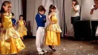 Julia dançando na apresentação de fim de ano 2009