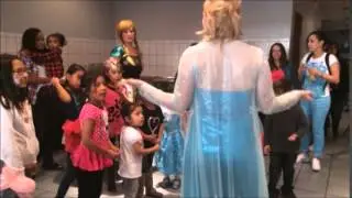 Queen Elsa Look-Alike Sings Let it Go Song