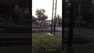 mEnonton kereta api sore hari distasiun kalioso #spoorweg #subscriber ok