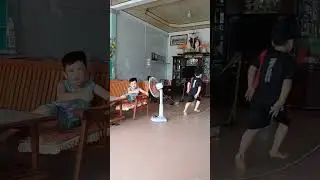 2 Anh Em ăn bánh mì
