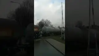 Szlabany w g&oacute;rze, pociąg na przejeździe