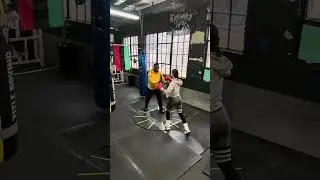 Coach Mart&iacute;nez Training #mittwork #boxingtraining #boxing #weighttraining #boxingcoach