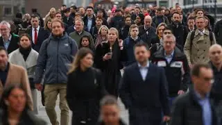 UK Latest: Wage Growth Slows in Sign Economy Is Cooling
