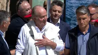 El emérito, aclamado a su llegada al náutico de Sanxenxo con vítores de 