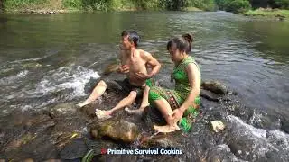 Bushcraft Survival - Primitive Fish Trap By Dig Deep Mud Hole - Couple Catch Fish Unique Survival