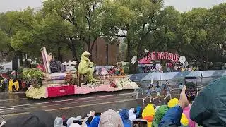 2026 Rose parade mid show performance from visit Mississippi float with Charlie worsham