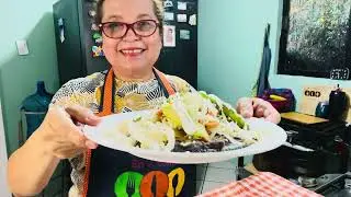 Frijolitos, carne, lechuga, aguacate zanahorias etc. en una rica migada