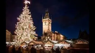 Weihnachtliche Atmosphäre auf dem Weihnachtsmarkt in der Altstadt von Prag - Staroměstské Náměstí