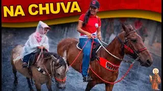 Procissão de cavaleiros com Miguelzinho na chuva