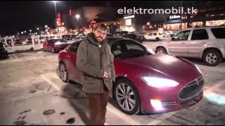 Новомодная примочка Tesla Model S &ndash; следование за водителем