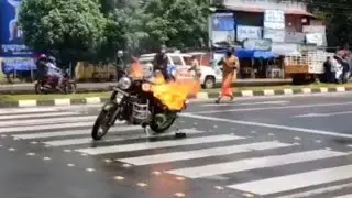 Royal Enfield Classic 350 Caught Huge Fire In Middle Of Road | Very Deadly Incident | Classic 350