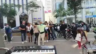 Sirtaki dance in the heart of Tel Aviv     שירה בציבור וריקודים עם קובי הדר