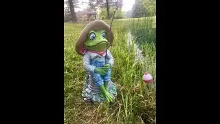 Contrasting fishing frog statue