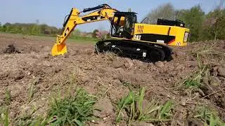 CAT 339DL Hydraulic RC Excavator Digging Some Hard Soil.