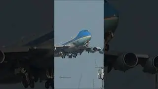 Air Force One retracting gear after takeoff #airforceone #boeing747 #af1